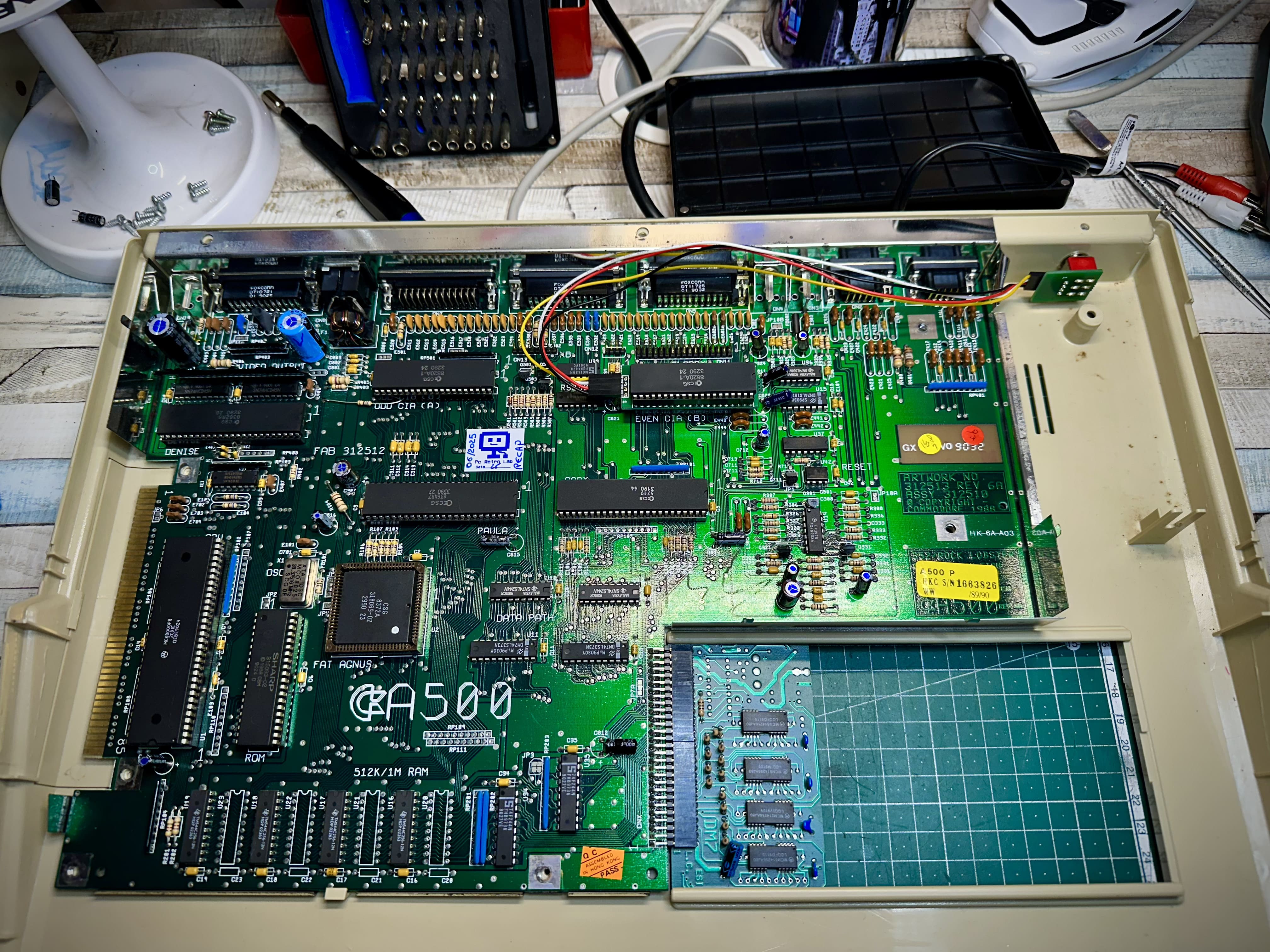 Scheda madre Amiga 500 con condensatori nuovi installati